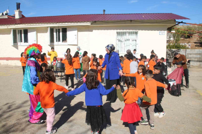 Çocuklara saç bakım  yapıldı