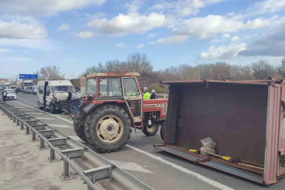Midibüs traktör römorkuna çarptı: 1 yaralı