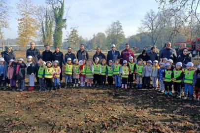 Minik öğrencilerden fidan dikimi