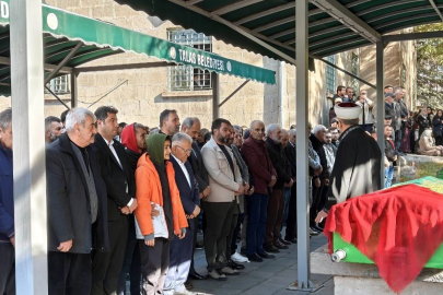 Sokak ortasında öldürülen kadına oğlundan son görev