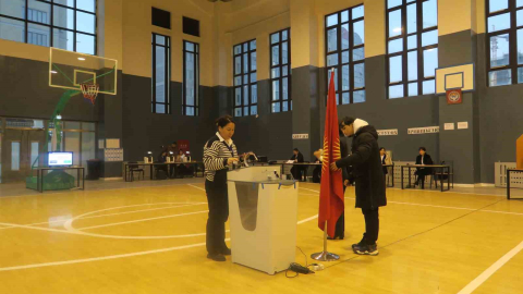 Kırgızistan’da halk erken parlamento seçimleri için sandık başında