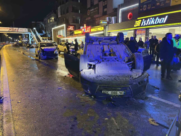 Küçükçekmece’de E5 yan yolda zincirleme kaza: 3 yaralı