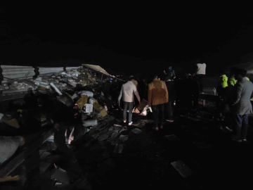 Tekstil malzemesi yüklü tır devrildi: Yol trafiğe kapandı