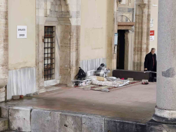 Cami bahçesini mesken tutan kadını otelde kalmaya kimse ikna edemiyor