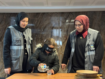 Gözlerini bağlayıp su doldurdular: Öğrencilere ’Beyaz Baston’ farkındalığı