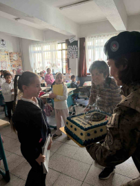 Özel Harekat polislerinden şehit kızına doğum günü sürprizi