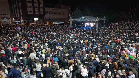 Kırıkkale’de Hüseyin Kağıt konserine binlerce kişi akın etti