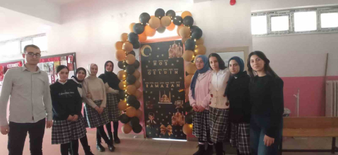 Muradiye’de Ramazan coşkusu kapılara yansıdı