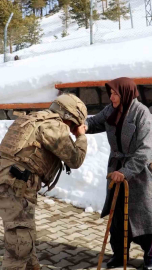 Yaşlı kadın elleriyle ördüğü çorapları iki yıldır Mehmetçiğe gönderiyor