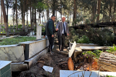 İzmir'de fırtınadan etkilenen mezarlıklara hızlı müdahale