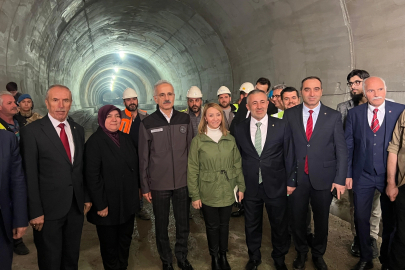 Bakan Uraloğlu'nda T26 tüneli sahasında kritik inceleme